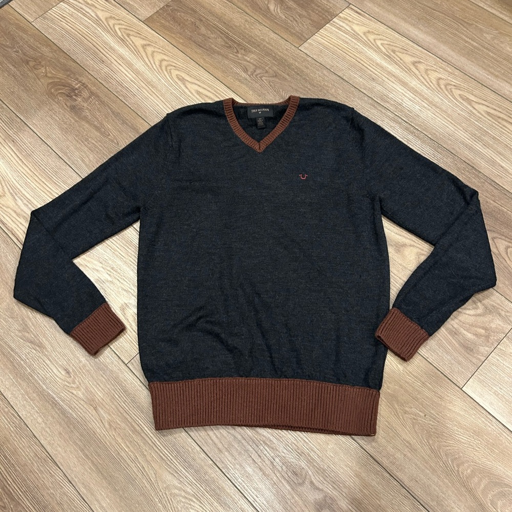 True Religion V Neck Sweater Mens Small Black Maroon Trim Logo